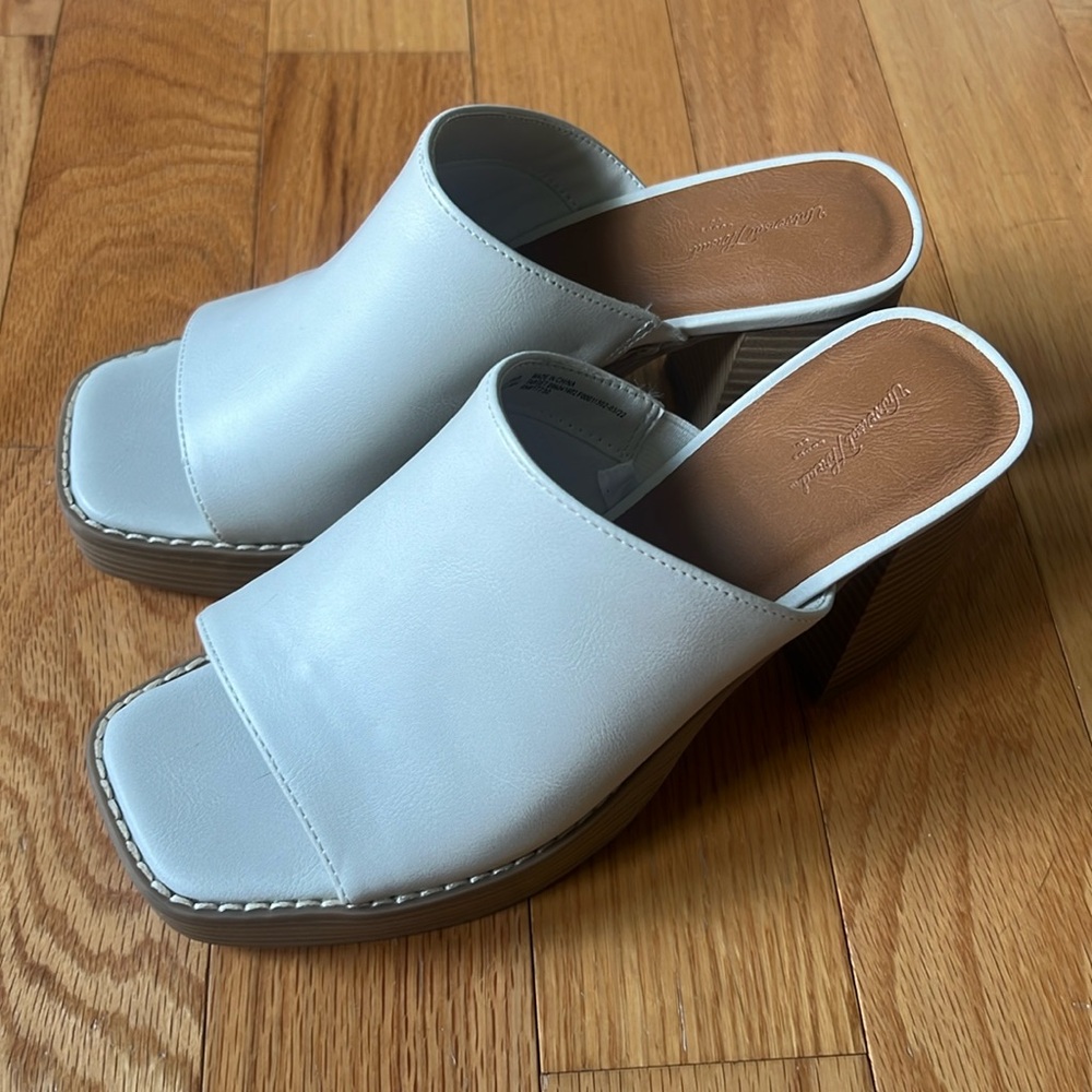 Cute summer clogs!
